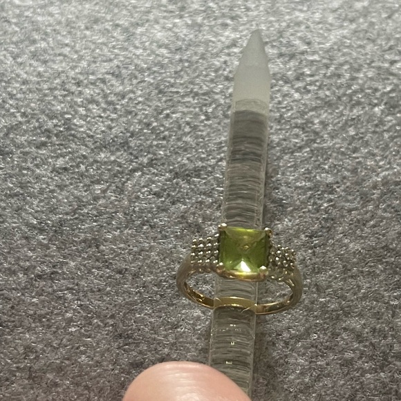 14k gold and Princess cut Peridot ring - Picture 5 of 12